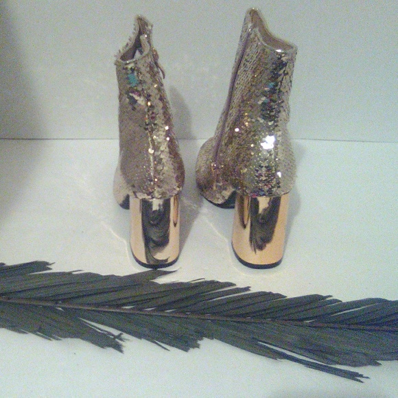 Women Boots - Picture 3 of 4